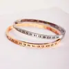 Moda Europeia e Americana joias de aço titânio atacado pulseira fina vazada com algarismos romanos e fecho de diamante pulseira acessórios