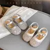 Sandalias para niña 2025 verano nuevas sandalias tejidas de moda suela suave zapatos de punta cerrada moda casual zapatos modernos para niña