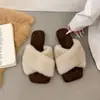 Pantuflas de Moda con Tira Cruzada y Dedos al Descubierto 2026 Nueva Pantufla de Piel de Una Sola Tira para Mujer Uso Exterior Felpa Suela Plana Negro