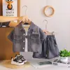 Conjunto de Roupas para Menino Pequeno Novo Estilo de Verão Cardigã Estiloso com Letras Conjunto de Três Peças Jeans de Manga Curta para Bebês Meninos