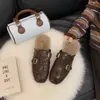 Sapatos femininos slip-on de pelúcia estilo britânico novo 2026, sola reta, retrô, versáteis para outono e inverno, peludos, com sola grossa e bico fechado