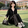 Conjunto esportivo feminino de duas peças para primavera e outono: moletom com zíper e capuz, mangas com punho e calça longa casual de perna larga, atacado para vendas transfronteiriças