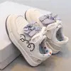 Zapatos Casuales Versátiles de Moda para Niñas 2026 Verano Otoño Nuevos Zapatos Blancos de Suela Suave para Niños Medianos y Grandes Zapatos Individuales con Moño