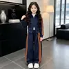 Conjunto de Roupa Casual Estiloso para Meninas 2026 Novo Estilo para Crianças Médias e Maiores Conjunto de Duas Peças com Jaqueta Listrada e Calça Esportiva Roupas de Outono para Crianças Tendência