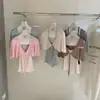 Wgwe10109 Ropa de Mujer Guangzhou Shisanxing 2026 Verano Nuevo Estilo Conjunto de Dos Piezas: Top Camisola Petite y Blusa