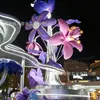 Pabellón de fibra de vidrio con grandes decoraciones florales, escultura para uso exterior en centros comerciales y plazas, instalación de arte floral iluminado para paisajismo y toma de fotografías
