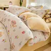Conjunto de Quatro Peças de Veludo Leite Fresco e Fofo de Inverno, Conjunto de Três Peças de Flanela Espessa e Quente Estilo Cartoon para Dormitórios Estudantis