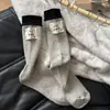 Calcetines de Punto para Mujer Otoño e Invierno con Talón de Hilo, Etiqueta de Tela Colorida, Algodón Grueso de Doble Aguja, Estilo Coreano Ins Modernos Calcetines de Media Pantorrilla