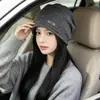 Gorro de tricô estilo preguiçoso com etiqueta de tecido para mulheres, outono e inverno, com bordas dobradas, proteção para as orelhas e um efeito quente que afina o rosto
