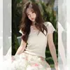 Novo Suéter Curto de Renda com Decote V Slim-Fit 2025 para Mulheres, Design de Verão com Renda e Mangas Curtas Leves, Camiseta de Manga Curta