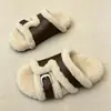 Pantuflas de algodón moda punta abierta suela gruesa otoño e invierno hebilla de cuero estilo coreano lateral mujer lana de cordero 2026 felpa de una tira