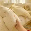 2026 Nuevo Estilo Gasa Arrugada Juego de Cama de Cuatro Piezas Estilo Ins Sábana y Funda Nórdica Juego de Tres Piezas para Cama Individual de Dormitorio Estudiantil