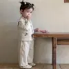 Conjunto de otoño e invierno para niña de 1 año, 2 niñas, abrigo de lana, top de punto, conjunto estilo coreano para niñas, pantalones para niños, conjunto de tres piezas