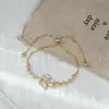Joyería de Mano de Lujo Ligero con Circonia Chapada en Oro Real para Mujer Pulsera de Cordón Ajustable con Concha Natural de Alto Grado y Trébol de Cuatro Hojas de la Suerte