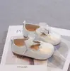 Primavera de 2026 Novo Estilo Sapatos Infantis de Couro Estilo Coreano Meninas Laço de Renda Sapatos de Princesa Bebê Solado Macio Sapatos Individuais Atacado