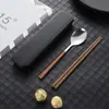 Acero inoxidable con veta de madera imitación, juego portátil de tres piezas para estudiantes: palillos de madera para alitas de pollo, tenedor y cuchara portugueses, caja de vajilla para exteriores