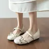 Sapatos Mary Jane Punk Off-white com Rebites e Fivelas Duplas Femininos Novos Bico Quadrado Planos Sapatos de Uma Sola Versáteis Sapatilhas de Corte Baixo