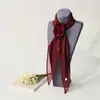 Bufanda de gasa con forma de diamante para mujer, estilo coreano, estampado a cuadros, bufanda larga para el cuello con hebilla de bufanda de flor de rosa tridimensional, cinta elegante