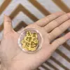 Pegatina para Teléfono Móvil de Oro Puro 999 2 Mg Dios de la Riqueza Caqui Ruyi Talismán de Paz para Atraer Riqueza y Hacerse Rico Regalo Popular Fabricante Venta al por Mayor