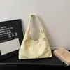 2026 Nova Bolsa Tote Estilo Coreano com Flores Vazadas para Mulheres Versátil Bolsa de Ombro Único para o Trabalho Bolsa de Axila Couro PU Macio com Toque de Luxo