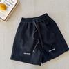 Calça Infantil 2025 Verão Nova Roupa Infantil Meninos Costura Lateral Patchwork Letra Calça de Cinco Pontos Bebê Casual Calça Média Tendência