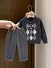Estilo Coreano Niños Otoño/Invierno 2026 Nuevo Suéter de Punto Gris con Cuello Polo Argyle Conjunto de Traje Casual para Niños