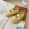 Zapatos perforados calados de verano nuevos para niñas, zapatos de princesa versátiles y a la moda, suela suave, zapatos para niños pequeños, sandalias para niños