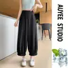 Pantalones grises cropped de estilo linterna para mujer petite, nuevo estilo primavera y otoño, con un look relajado y chic, caracterizados por un diseño de pierna ancha y una estética inspirada en Corea.