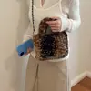 Bolsa de Pelúcia Elegante com Manchas para Mulheres, Nova Tendência Outono/Inverno 2026, Bolsa Transversal Fofa de Pelúcia, Bolsa Versátil