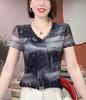 Camiseta de manga corta con cuello en V y estampado de malla para mujer, estilo moderno y elegante, de verano 2025, para mamá.
