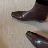Botas estilo francês de corte justo, versão coreana, nova coleção versátil de outono 2026, botinhas de tricô com salto grosso, botas de moda femininas com bico quadrado