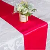 Camino de mesa de satén en stock en color rojo, color liso con bordes cosidos, rojo de lujo ligero para bodas, estilo americano de mediados de siglo con un toque de alta gama