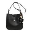 Bolso bandolera de diseño nicho de alta gama para mujer 2023 nuevo otoño sencillo bolso cubo bolso de hombro con colgante