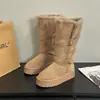Botas de neve femininas de cano alto cinza, novo estilo de inverno 2026, com sola grossa, forradas com fleece, botas de neve/calçados de algodão de comprimento médio extra-grossos.