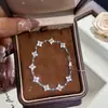Pulsera de Cierre de Flor con Circonita, Chapada en Oro Real de 18 Quilates, Pulsera Retro de Moda y Exquisita, Joyería de Lujo Ligero y de Gama Alta para Mujeres