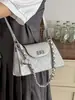 Bolsa transversal pequena e simples transfronteiriça, bolsa de ombro única com fivela de corrente de nicho, para ir ao trabalho, casual, estilosa, versátil, bolsa de axila