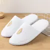 Pantuflas Desechables para Hoteles y Casas de Huéspedes, Artículos de Tocador Engrosados Antideslizantes, Tela Cepillada, Logo Personalizable