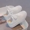 Tenis Blancos para Niños, Zapatos de Malla Simple, Nuevo Modelo 2026, Verano Transpirables de Malla Deportivos Blancos para Niños y Estudiantes
