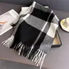 Bufanda Chal Versátil de Lujo Artístico Imitación Cachemir Otoño/Invierno Código Protección contra el Frío Cálido para Viajar con Estilo Bufanda de Cuadros con Borlas