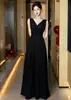 Vestido Preto Longo Sem Mangas com Decote em V Profundo, Estilo Socialite, Cintura Marcada e Saia Longa Evasê, Adequado para Receber Banquetes, Vestido Emagrecedor e Elegante para Mulheres
