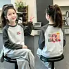 Outono/Inverno 2026 Nova Camiseta Térmica de Fleece para Meninas com Gola Redonda, Bloco de Cores, Manga Longa, Camada Base, Roupa Térmica Infantil Estilosa