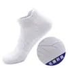 Calcetines de running para hombre absorbentes de sudor transpirables casuales de algodón calcetines con base de toalla engrosada calcetines deportivos color liso calcetines cortos al por mayor