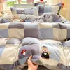 Colección nueva 2026: Juego de ropa de cama de cuatro piezas de terciopelo de leche, grueso y forrado de felpa, con estampado fresco y delicado, amigable con la piel y suave, adecuado para habitaciones de dormitorios