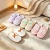 Novas pantufas peludas com laço transfronteiriças para mulheres, outono e inverno, solado grosso, quentes, antiderrapantes, de algodão para casa, estilo para meninas de interior