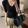 Atuendo de verano: Camiseta Azul de Hombros Descubiertos y Manga Corta para Mujer, Delgada y Única, Hermoso y Deslumbrante Top de Punto con Cuello en V para Verano