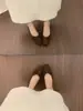 Sapatos Slip-On de Camurça com Laço Estilo Francês Brisa da Noite Bico Quadrado Raso Versátil e Confortável Sapatos de Salto Alto para o Dia a Dia para Mulheres