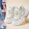 Zapatos deportivos de malla transpirable para niños y niñas, verano 2024, nuevos, suela suave, para niños, blancos, de malla simple, huecos, estilo papá