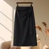 Saia midi feminina cinza de primavera com fenda irregular e design justo ao corpo