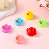 Pata com três patinhos para brincar na água, brinquedo de banho que faz barulho de guincho, patinho amarelo pequeno em uma sacola de rede, brinquedo de PVC, patos grandes e pequenos
