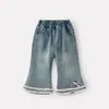 Conjunto de dos piezas para bebé y niño pequeño de otoño estilo coreano: top de retazos con encaje y mangas abullonadas y pantalones vaqueros acampanados para niña con ribete de encaje